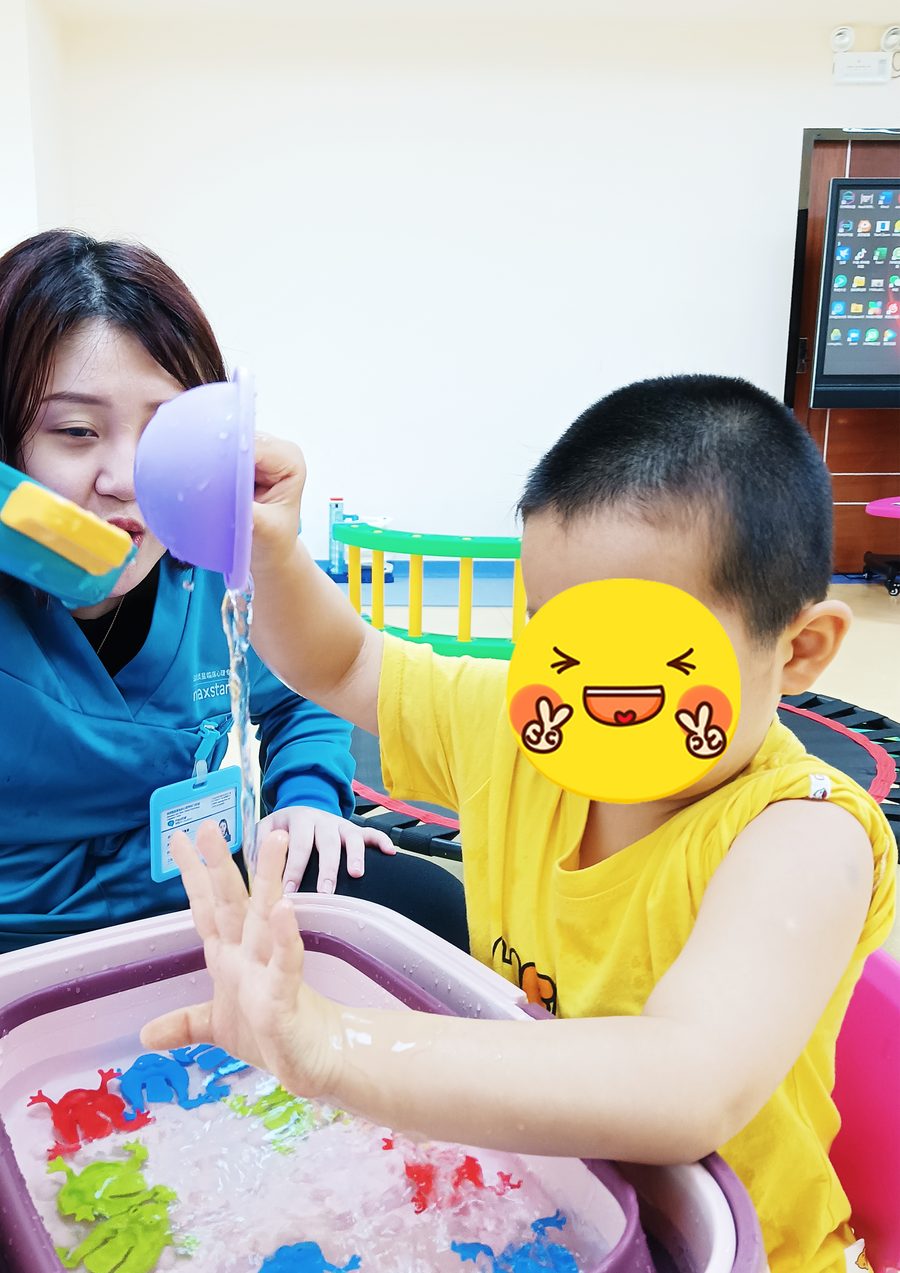 孩子进行水盆感统游戏