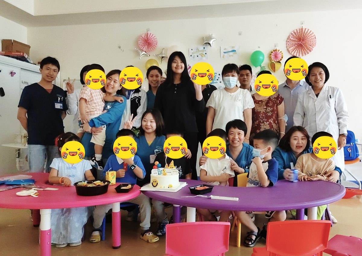 医护、家长与孩子一起过生日的集体合影
